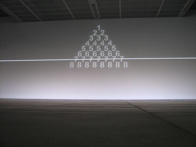 UniversitÃ© Paul Sabatier - Roman Opalka : le passage du temps symbolisÃ© par une pyramide. La durÃ©e de la vie humaine s'arrÃªte avant la ligne des huits, d'oÃ¹ le trait horizontal.